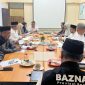 Pimpinan BAZNAS Provinsi Banten bersama MUI dan Kemenag saat rapat penentuan besaran zakat fitrah dan fidyah menjelang Ramadan 2026 di Kantor BAZNAS Banten.