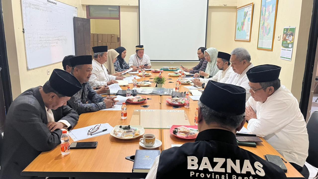 Pimpinan BAZNAS Provinsi Banten bersama MUI dan Kemenag saat rapat penentuan besaran zakat fitrah dan fidyah menjelang Ramadan 2026 di Kantor BAZNAS Banten.