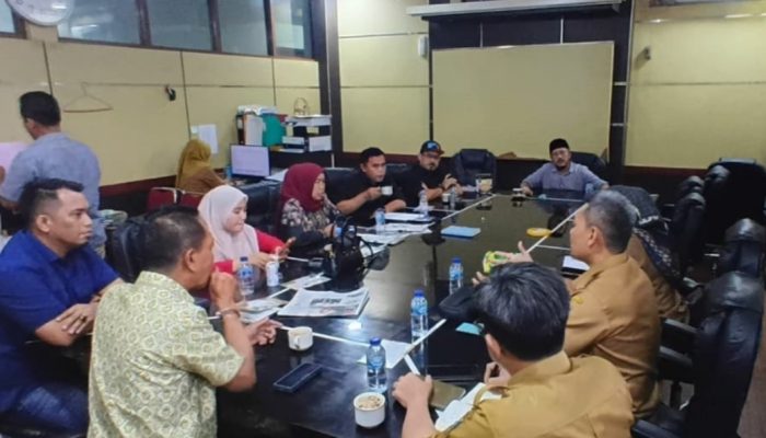 Alat berat milik DPUPR Kabupaten Serang disiagakan untuk mendukung penanganan banjir dan perbaikan infrastruktur jalan, Selasa, 27 Januari 2026