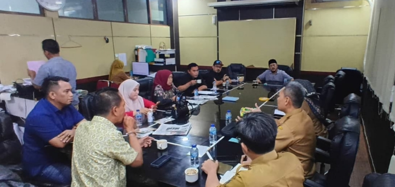 Alat berat milik DPUPR Kabupaten Serang disiagakan untuk mendukung penanganan banjir dan perbaikan infrastruktur jalan, Selasa, 27 Januari 2026