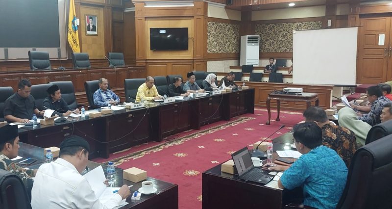 Ketua Fraksi Partai Gerindra DPRD Kabupaten Serang Ahmad Muhibbin saat menyampaikan pandangan terkait penanganan banjir dalam rapat bersama Pemkab Serang.