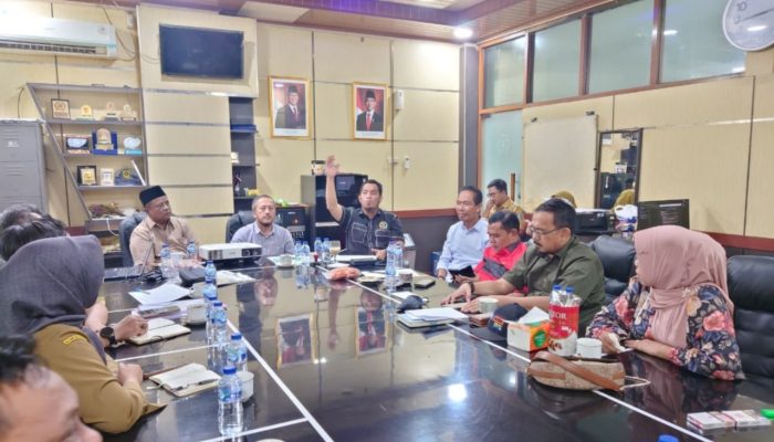 Rapat evaluasi Komisi IV DPRD Kabupaten Serang bersama DPUPR membahas minimnya anggaran penanganan banjir yang dinilai tidak sebanding dengan luas wilayah terdampak, Selasa, 20 Januari 2026