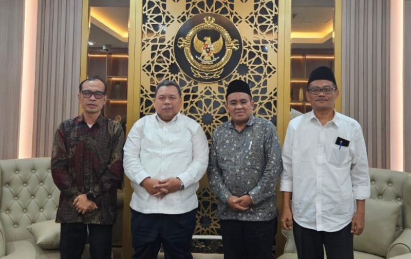 Rektor UIN SMH Banten Prof Muhammad Ishom bersama Anggota V BPK RI Fathan Subchi dalam pertemuan di Banten, membahas penguatan tata kelola dan rencana Raker Universitas 2026.