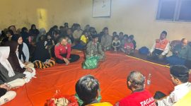 Relawan BAZNAS Banten menyiapkan makanan siap saji di dapur umum untuk warga terdampak banjir dan longsor di Kecamatan Padarincang, Kabupaten Serang, Jumat, 23 Januari 2026