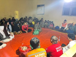 Relawan BAZNAS Banten menyiapkan makanan siap saji di dapur umum untuk warga terdampak banjir dan longsor di Kecamatan Padarincang, Kabupaten Serang, Jumat, 23 Januari 2026
