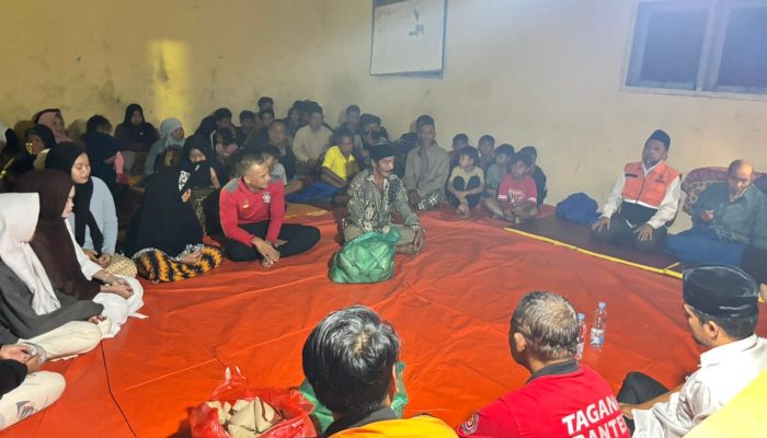 Relawan BAZNAS Banten menyiapkan makanan siap saji di dapur umum untuk warga terdampak banjir dan longsor di Kecamatan Padarincang, Kabupaten Serang, Jumat, 23 Januari 2026