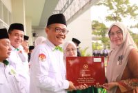 Sivitas akademika UIN SMH Banten mengikuti upacara Hari Amal Bhakti ke-80 Kementerian Agama di halaman Gedung Rektorat meski diguyur hujan deras, Sabtu, 3 Januari 2026