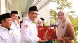 Sivitas akademika UIN SMH Banten mengikuti upacara Hari Amal Bhakti ke-80 Kementerian Agama di halaman Gedung Rektorat meski diguyur hujan deras, Sabtu, 3 Januari 2026