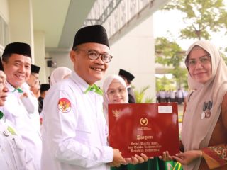 Sivitas akademika UIN SMH Banten mengikuti upacara Hari Amal Bhakti ke-80 Kementerian Agama di halaman Gedung Rektorat meski diguyur hujan deras, Sabtu, 3 Januari 2026