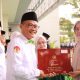 Sivitas akademika UIN SMH Banten mengikuti upacara Hari Amal Bhakti ke-80 Kementerian Agama di halaman Gedung Rektorat meski diguyur hujan deras, Sabtu, 3 Januari 2026