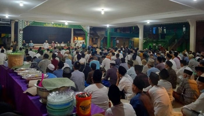 Warga Kota Serang Banten mengikuti tahlilan di Pondok Pesantren Al-Fathaniyah Tengkele, tradisi doa bersama yang mencerminkan akulturasi Islam dan budaya lokal Nusantara