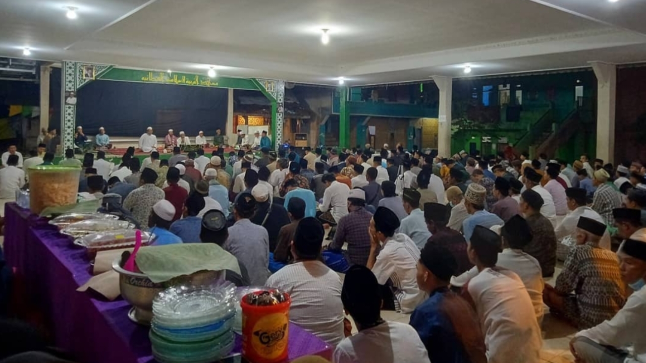Warga Kota Serang Banten mengikuti tahlilan di Pondok Pesantren Al-Fathaniyah Tengkele, tradisi doa bersama yang mencerminkan akulturasi Islam dan budaya lokal Nusantara
