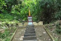 Tugu Peluru Emas Cijentul di Kelurahan Cilowong, Kota Serang, berdiri kokoh di tepi jalan sebagai penanda sejarah perlawanan rakyat Banten melawan pasukan Belanda.