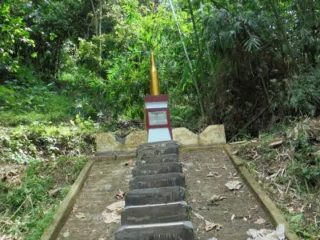 Tugu Peluru Emas Cijentul di Kelurahan Cilowong, Kota Serang, berdiri kokoh di tepi jalan sebagai penanda sejarah perlawanan rakyat Banten melawan pasukan Belanda.