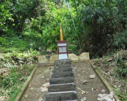 Tugu Peluru Emas Cijentul di Kelurahan Cilowong, Kota Serang, berdiri kokoh di tepi jalan sebagai penanda sejarah perlawanan rakyat Banten melawan pasukan Belanda.