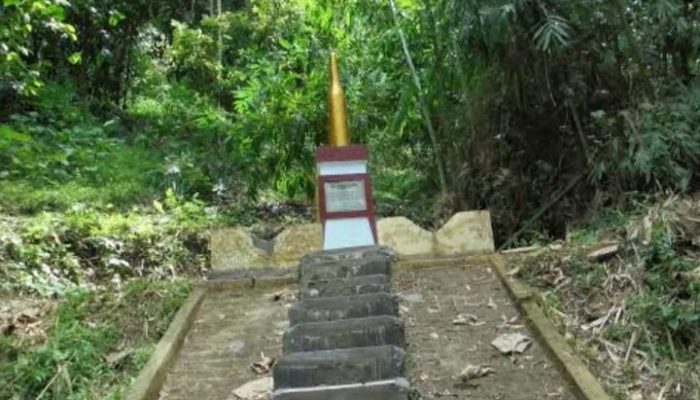 Tugu Peluru Emas Cijentul di Kelurahan Cilowong, Kota Serang, berdiri kokoh di tepi jalan sebagai penanda sejarah perlawanan rakyat Banten melawan pasukan Belanda.