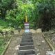 Tugu Peluru Emas Cijentul di Kelurahan Cilowong, Kota Serang, berdiri kokoh di tepi jalan sebagai penanda sejarah perlawanan rakyat Banten melawan pasukan Belanda.