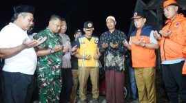 Wakil Bupati Serang Muhammad Najib Hamas meninjau lokasi pengungsian warga terdampak longsor di Desa Kadubeureum, Kecamatan Padarincang