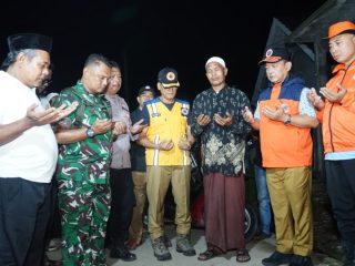 Wakil Bupati Serang Muhammad Najib Hamas meninjau lokasi pengungsian warga terdampak longsor di Desa Kadubeureum, Kecamatan Padarincang