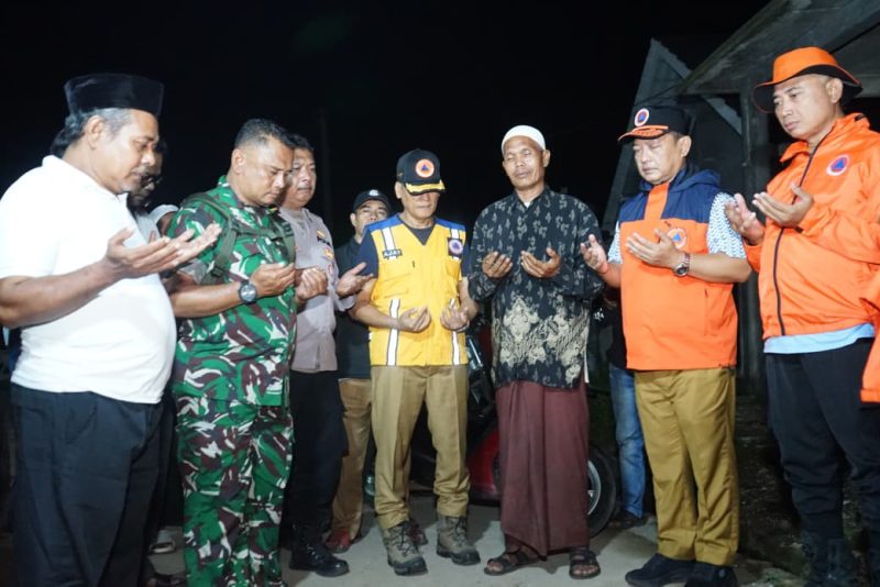 Wakil Bupati Serang Muhammad Najib Hamas meninjau lokasi pengungsian warga terdampak longsor di Desa Kadubeureum, Kecamatan Padarincang