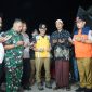 Wakil Bupati Serang Muhammad Najib Hamas meninjau lokasi pengungsian warga terdampak longsor di Desa Kadubeureum, Kecamatan Padarincang
