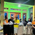 Wakil Ketua IV Baznas Provinsi Banten Suhud saat menyerahkan bantuan logistik kepada warga terdampak banjir di Desa Parigi, Kecamatan Cikande, Kabupaten Serang, Jumat, 23 Januari 2026