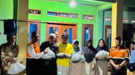 Wakil Ketua IV Baznas Provinsi Banten Suhud saat menyerahkan bantuan logistik kepada warga terdampak banjir di Desa Parigi, Kecamatan Cikande, Kabupaten Serang, Jumat, 23 Januari 2026