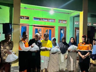 Wakil Ketua IV Baznas Provinsi Banten Suhud saat menyerahkan bantuan logistik kepada warga terdampak banjir di Desa Parigi, Kecamatan Cikande, Kabupaten Serang, Jumat, 23 Januari 2026