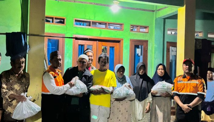 Cikande Lumpuh Diterjang Banjir, Baznas Banten Sigap Salurkan 100 Paket Logistik untuk Warga Parigi