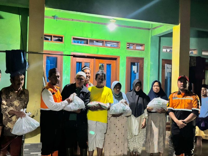 Wakil Ketua IV Baznas Provinsi Banten Suhud saat menyerahkan bantuan logistik kepada warga terdampak banjir di Desa Parigi, Kecamatan Cikande, Kabupaten Serang, Jumat, 23 Januari 2026
