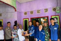 Wakil Ketua Komisi 3 DPRD Kabupaten Serang Eki Baihaki meninjau Kampung Pule, Desa Gembor, Kecamatan Binuang, yang terisolasi banjir dan masih kekurangan bantuan sembako serta layanan kesehatan, Rabu, 28 Januari 2026