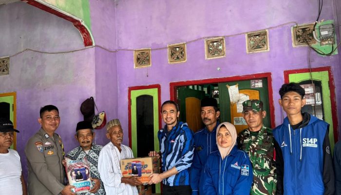 Wakil Ketua Komisi 3 DPRD Kabupaten Serang Eki Baihaki meninjau Kampung Pule, Desa Gembor, Kecamatan Binuang, yang terisolasi banjir dan masih kekurangan bantuan sembako serta layanan kesehatan, Rabu, 28 Januari 2026