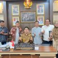 Wakil Wali Kota Serang Nur Agis Aulia bersama kuasa hukum Dendi Suryana, Setiawan Jodi Fakhar atau Santri Lawyer, saat membahas rencana pembentukan Lembaga Bantuan Hukum bagi warga Kota Serang.