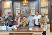 Wakil Wali Kota Serang Nur Agis Aulia bersama kuasa hukum Dendi Suryana, Setiawan Jodi Fakhar atau Santri Lawyer, saat membahas rencana pembentukan Lembaga Bantuan Hukum bagi warga Kota Serang.