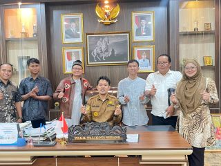 Wakil Wali Kota Serang Nur Agis Aulia bersama kuasa hukum Dendi Suryana, Setiawan Jodi Fakhar atau Santri Lawyer, saat membahas rencana pembentukan Lembaga Bantuan Hukum bagi warga Kota Serang.