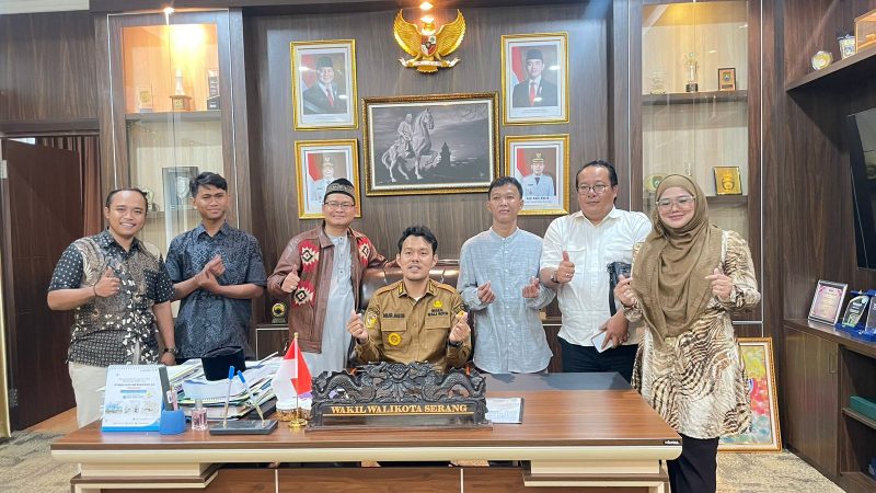 Wakil Wali Kota Serang Nur Agis Aulia bersama kuasa hukum Dendi Suryana, Setiawan Jodi Fakhar atau Santri Lawyer, saat membahas rencana pembentukan Lembaga Bantuan Hukum bagi warga Kota Serang.