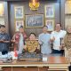 Wakil Wali Kota Serang Nur Agis Aulia bersama kuasa hukum Dendi Suryana, Setiawan Jodi Fakhar atau Santri Lawyer, saat membahas rencana pembentukan Lembaga Bantuan Hukum bagi warga Kota Serang.