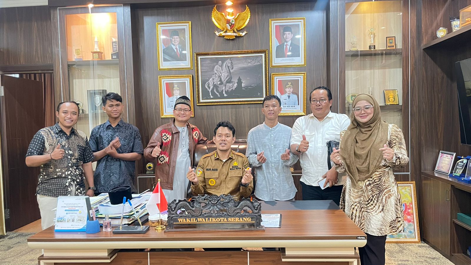 Wakil Wali Kota Serang Nur Agis Aulia bersama kuasa hukum Dendi Suryana, Setiawan Jodi Fakhar atau Santri Lawyer, saat membahas rencana pembentukan Lembaga Bantuan Hukum bagi warga Kota Serang.