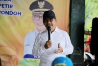 Wali Kota Tangerang Sachrudin menyerahkan secara simbolis armada truk dan gerobak pengangkut sampah kepada pengurus lingkungan saat kegiatan Car Free Day di Balai RW 01 Kelurahan Petir, Kecamatan Cipondoh, Minggu, 4 Januari 2026