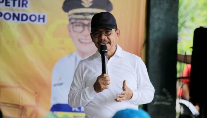 Wali Kota Tangerang Sachrudin menyerahkan secara simbolis armada truk dan gerobak pengangkut sampah kepada pengurus lingkungan saat kegiatan Car Free Day di Balai RW 01 Kelurahan Petir, Kecamatan Cipondoh, Minggu, 4 Januari 2026