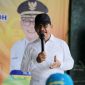 Wali Kota Tangerang Sachrudin menyerahkan secara simbolis armada truk dan gerobak pengangkut sampah kepada pengurus lingkungan saat kegiatan Car Free Day di Balai RW 01 Kelurahan Petir, Kecamatan Cipondoh, Minggu, 4 Januari 2026