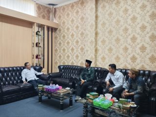 Ketua DPRD Kota Serang Muji Rohman menerima audiensi pengurus ISNU Kota Serang di ruang kerja DPRD, membahas sinergi kelembagaan dan penguatan kebijakan publik, Selasa, 6 Januari 2026