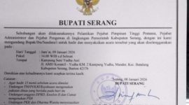 Bupati Serang Ratu Rachmatuzakiyah saat melantik pejabat eselon II, III, dan IV di lingkungan Pemkab Serang di Kampung Seni Yudha Asri, Kecamatan Bandung, Jumat, 9 Januari 2026