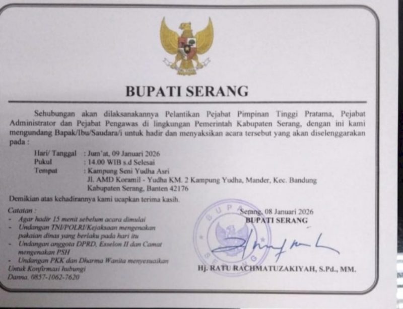 Bupati Serang Ratu Rachmatuzakiyah saat melantik pejabat eselon II, III, dan IV di lingkungan Pemkab Serang di Kampung Seni Yudha Asri, Kecamatan Bandung, Jumat, 9 Januari 2026
