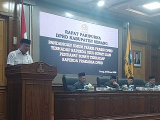 Fraksi Partai Gerindra DPRD Kabupaten Serang menyampaikan pandangan umum dalam Rapat Paripurna terkait revisi Perda Pengelolaan Persampahan, Rabu, 18 Februari 2026