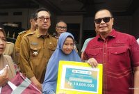 Wali Kota Serang Budi Rustandi saat memberikan bantuan kepada keluarga korban kebakaran. 