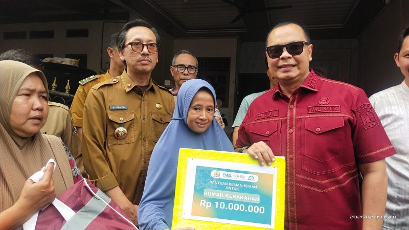 Wali Kota Serang Budi Rustandi saat memberikan bantuan kepada keluarga korban kebakaran. 