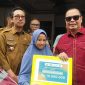 Wali Kota Serang Budi Rustandi saat memberikan bantuan kepada keluarga korban kebakaran. 