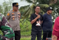 Kader Partai Gerindra Kabupaten Serang bersama TNI-Polri dan warga memotong rumput liar di bahu Jalan Raya Jongjing–Sentul saat aksi bersih-bersih HUT ke-18, Minggu, 15 Februari 2026