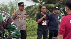 Kader Partai Gerindra Kabupaten Serang bersama TNI-Polri dan warga memotong rumput liar di bahu Jalan Raya Jongjing–Sentul saat aksi bersih-bersih HUT ke-18, Minggu, 15 Februari 2026